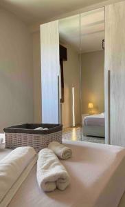 Ένα ή περισσότερα κρεβάτια σε δωμάτιο στο [Lotus Home] eleganza e accoglienza a Mantova