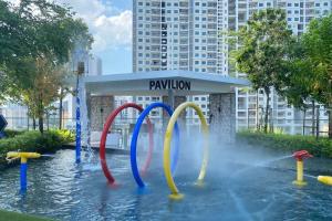 un parc aquatique avec une fontaine dans l'eau dans l'établissement Urban Suites Georgetown, Penang, à Jelutong