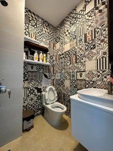 La salle de bains est pourvue de toilettes et d'un lavabo. dans l'établissement Vika Homestay, à Hô-Chi-Minh-Ville