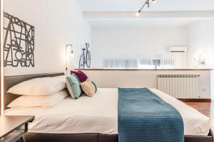 A bed or beds in a room at [Private Parking] Loft di Design in pieno Centro