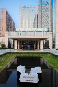- un bâtiment avec deux chaises blanches devant dans l'établissement Renaissance Xi'an Hotel, à Xi'an
