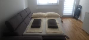 - un canapé avec deux oreillers dans le salon dans l'établissement Ivan, à Livno