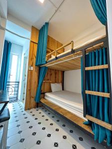een slaapkamer met een stapelbed in een hostel bij Vika Homestay in Ho Chi Minh-stad