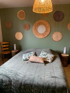 ein Schlafzimmer mit einem Bett mit Körben an der Wand in der Unterkunft A La Mare du Vieux Chêne in Bellegarde-Poussieu