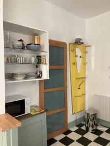 uma cozinha com uma porta com uma cara em CHACHACHA appartement de charme calme balcon em Mulhouse