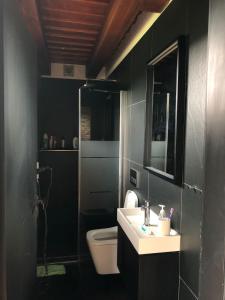een zwarte badkamer met een wastafel en een toilet bij Záhradný domček in Levoča