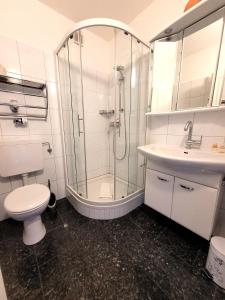 ヴィンターベルクにあるWinterberg Appartement 21074のバスルーム(シャワー、トイレ、シンク付)