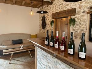 een bos wijnflessen zittend op een bar in een kamer bij Gite du pommerat in Villenauxe-la-Grande