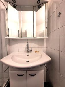 ヴィンターベルクにあるWinterberg Appartement 21074のバスルーム(白い洗面台、鏡付)