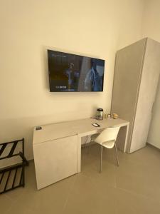 Una televisión o centro de entretenimiento en Dimora Chiaia 209