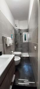 ein Bad mit einem WC und einem Waschbecken in der Unterkunft Palms House in Rom