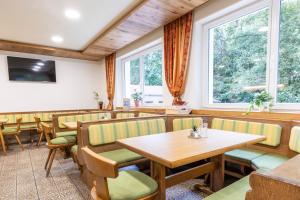 Mountain Fresh - alpine easy stay tesisinde bir restoran veya yemek mekanı