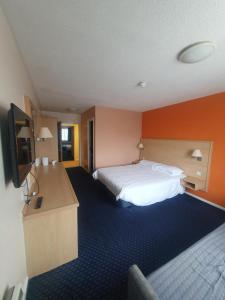 Postel nebo postele na pokoji v ubytování Metro Inns Huddersfield