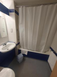 Koupelna v ubytování Metro Inns Huddersfield