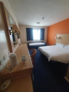 Postel nebo postele na pokoji v ubytování Metro Inns Huddersfield