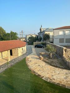 - une vue sur une cour avec une maison et une allée dans l'établissement LA ALCOBA DE SAYAGO, à Bermillo de Sayago