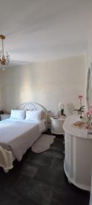 Schlafzimmer mit einem Bett, einer Badewanne und einem Waschbecken in der Unterkunft Palms House in Rom