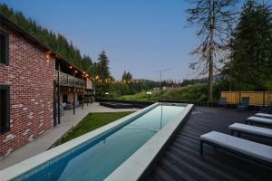 a swimming pool in the backyard of a building at Transylvania House in Arieşeni