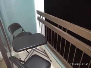 2 Stühle vor einem Fernseher in einem Zimmer in der Unterkunft Pine Suites JR Studio, a Serene & Relaxing place in Tagaytay