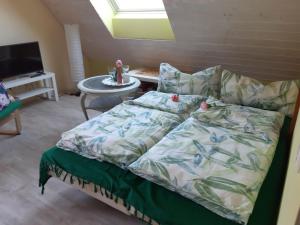 1 dormitorio con 1 cama y 1 mesa con ventana en Rosenhof Broggingen, en Herbolzheim