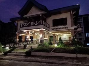 ein großes Haus in der Nacht mit Lichtern in der Unterkunft Pine Suites JR Studio, a Serene & Relaxing place in Tagaytay