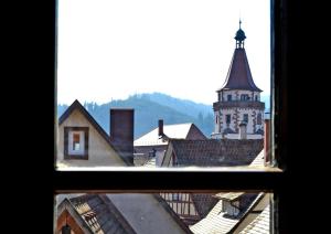 una vista desde la ventana de una ciudad con iglesia en Ferienwohnung Sester en Gengenbach