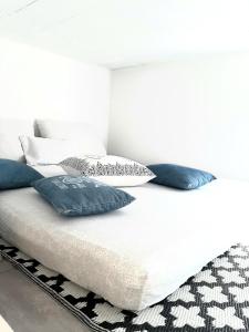 Cama ou camas em um quarto em Apartments House of Art