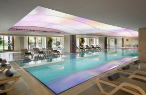 een groot zwembad met stoelen in een hotel bij Kaya Belek in Belek