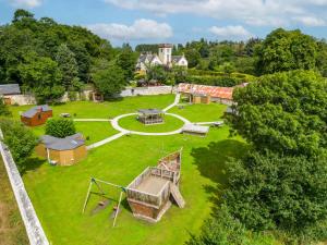 una vista aérea de un patio con una casa en Delny Glamping and Farm Animals en Invergordon