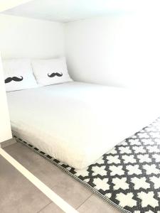 Cama ou camas em um quarto em Apartments House of Art