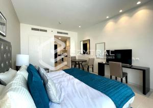 1 dormitorio con 1 cama grande y escritorio en Elegant Studio at Damac Celestia, Dubai south - Ezytrac vacation Homes, en Dubái