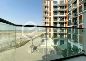 - Balcón con vistas a la playa y al edificio en Elegant Studio at Damac Celestia, Dubai south - Ezytrac vacation Homes, en Dubái
