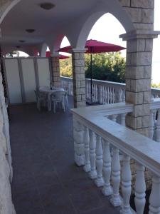 een balkon met een tafel en een parasol bij Villa Marija in Smokvica