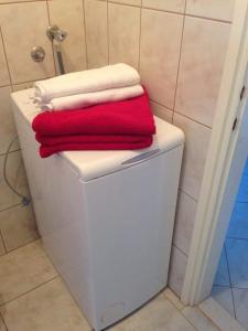 een stapel handdoeken bovenop een toilet in een badkamer bij Villa Marija in Smokvica