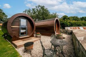 Una pequeña casa circular con una mesa y sillas. en Delny Glamping and Farm Animals, en Invergordon