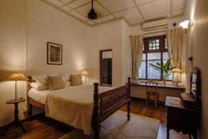 - une chambre avec un lit et une fenêtre dans l'établissement Havelock Place Bungalow, à Colombo