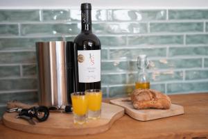 een fles wijn en twee glazen sinaasappelsap bij Loft 32 in Winsum