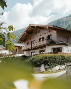 un edificio con balcones y un lago frente a él en Ferienhaus Florianiweg en Bad Gastein