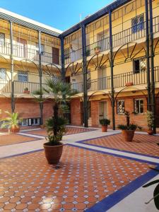 een binnenplaats van een gebouw met een palmboom bij Torneo Life Tranquilo en el centro in Sevilla