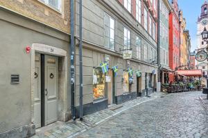 At Old Town Aparthotel في ستوكهولم: شارع بالحصى في مدينة بها مباني