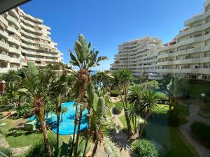 uitzicht vanaf het balkon van een resort met palmbomen bij Modern Sea view Studio In Benal Beach in Benalmádena