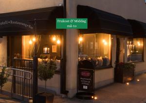 Restaurace v ubytování Hotell Aqva Restaurang & Bar Ett Biosfärhotell med fokus på hållbarhet