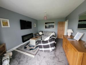 sala de estar con sofá y TV en Snowdon view, steam railway & Portmeirion nearby en Minffordd