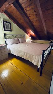 1 dormitorio con 1 cama grande en el ático en Salento Villa Ninella, en Arnesano