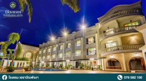 - un grand bâtiment la nuit avec des lumières dans l'établissement Erawan Hotel, à Ban Na Phong