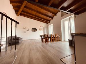 a living room with a table and chairs at Lake House in Vercurago