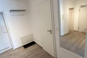 an empty room with a mirror and a hallway at Ferienwohnung an der Messe *inkl. Garage* in Erfurt