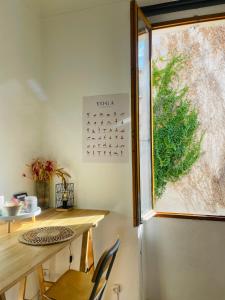 comedor con mesa y ventana en Studio cosy en plein coeur de Marseille, en Marsella
