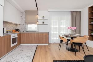 Dapur atau dapur kecil di Powstańców Warszawskich Stylish Apartment with Balcony Gdańsk by Renters Prestige