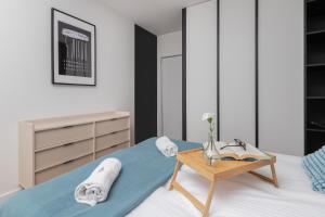 Tempat tidur dalam kamar di Powstańców Warszawskich Stylish Apartment with Balcony Gdańsk by Renters Prestige
